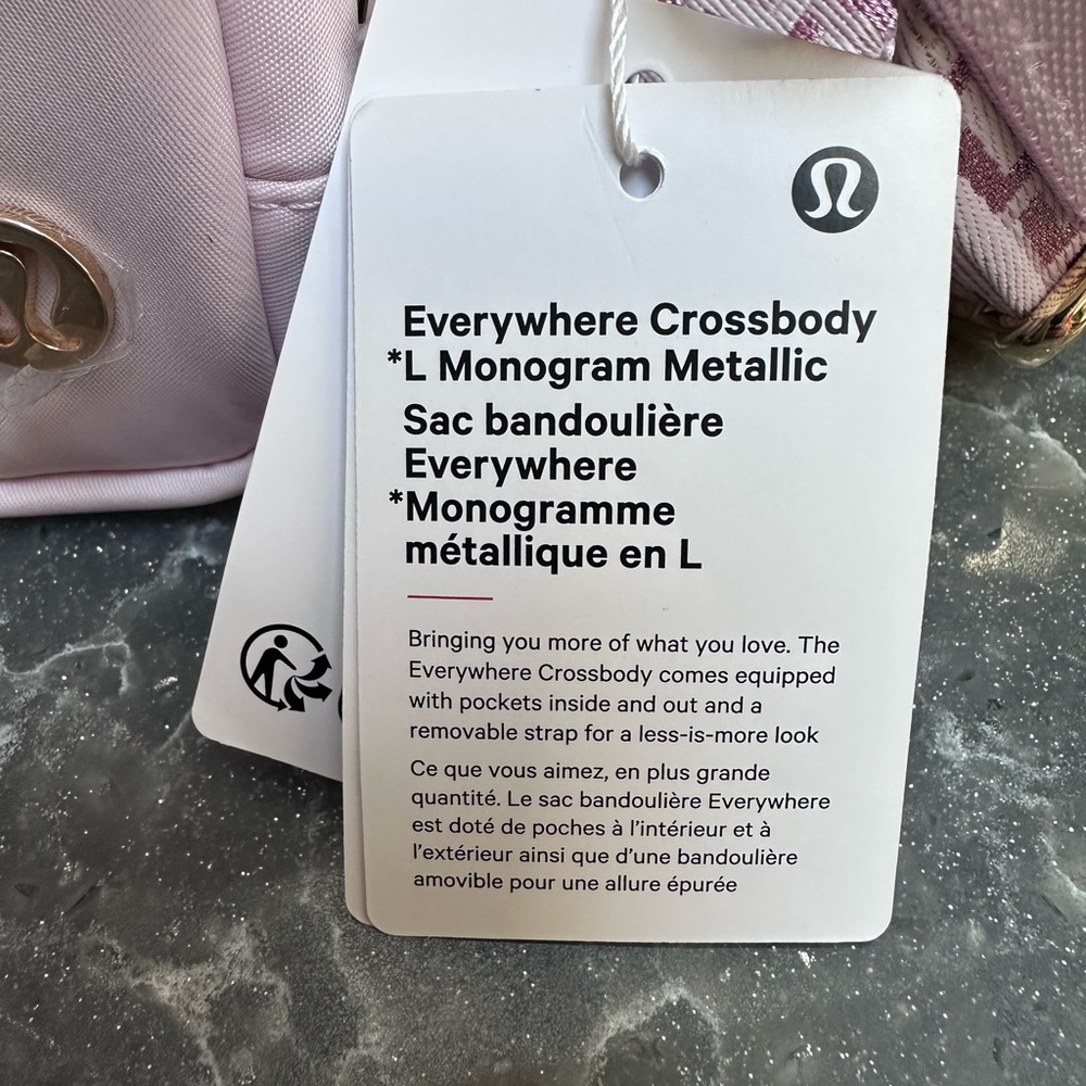 Lululemon Everywhere Crossbody L Monogram Metallic Sac - Picture 4 of 6